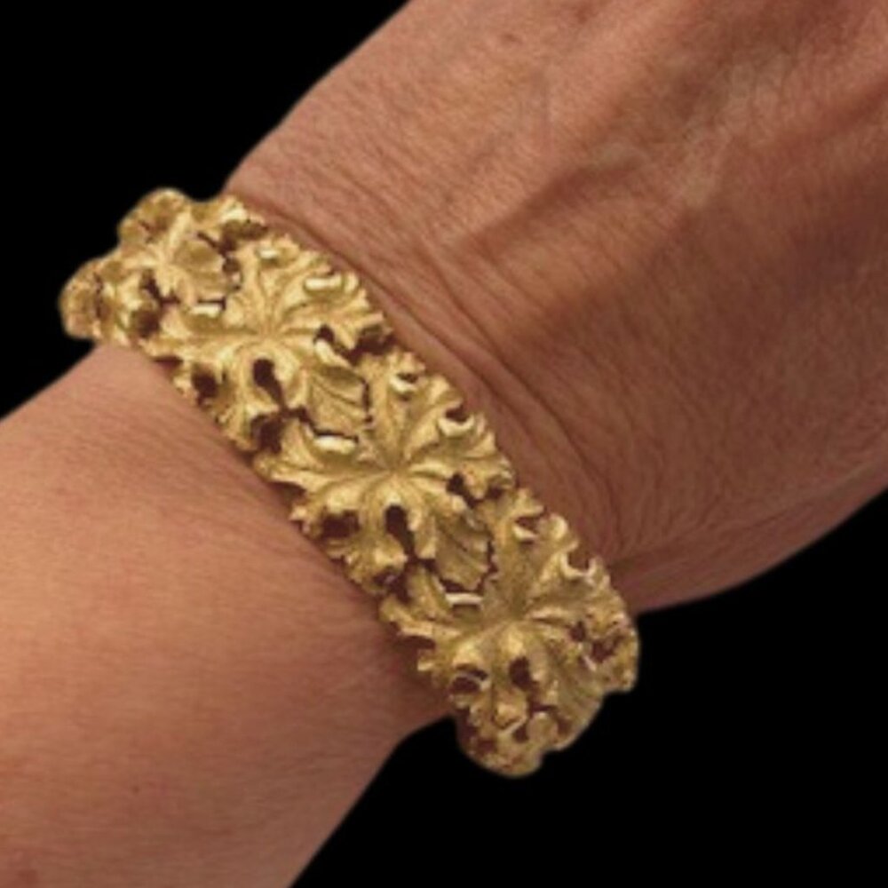 Vintage Crown Trifari Chunky Leaf Gold Tone Bracelet - Picture 6 of 6